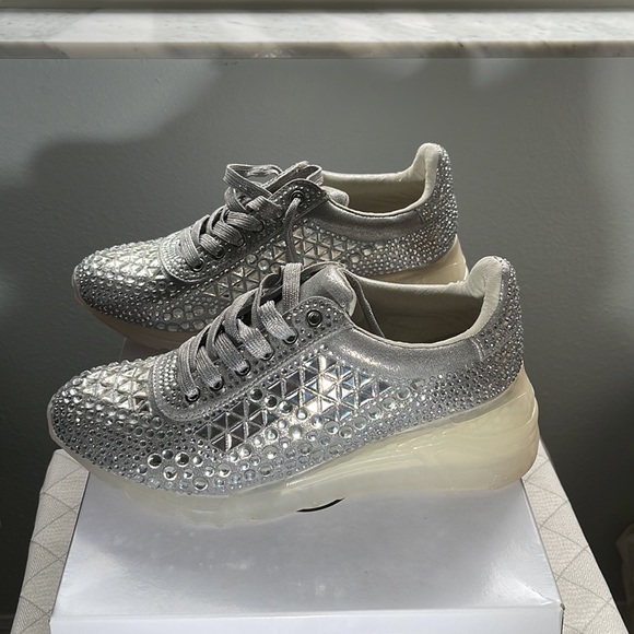 Never worn Steve Madden Women’s Carissa Rhinestone Sneaker - size 8.5M - Picture 3 of 13
